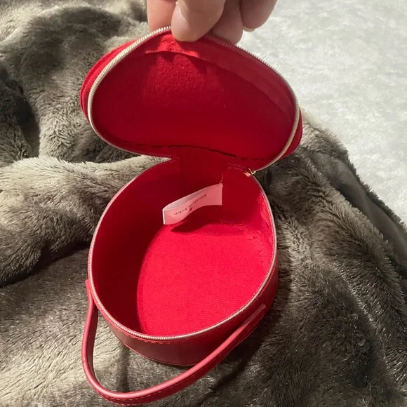 Skin and body care samples with Elizabeth Arden travel purse. - Picture 2 of 4